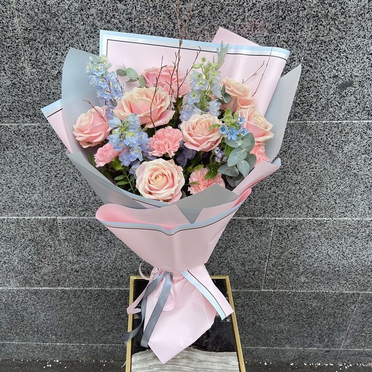 Букет из роз, дельфиниумов, вероники «Прости меня»